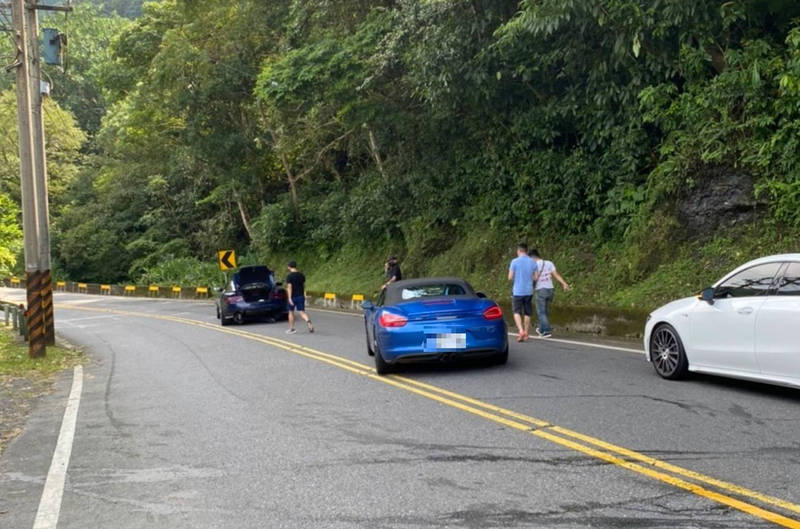 郭男今早駕駛市價百萬的保時捷，與好友藍男同遊北宜公路，2車行經43公里處疑未保持安全車距，郭男竟從後方追尾撞上藍男的千萬元奧斯頓馬丁跑車。（記者闕敬倫翻攝）