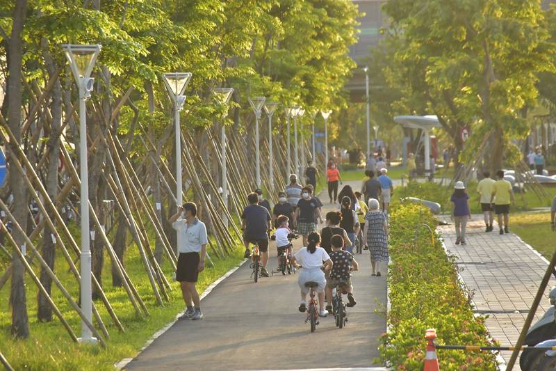 綠園道鳳山計畫完工，吸引許多民眾休憩。（高市府提供）