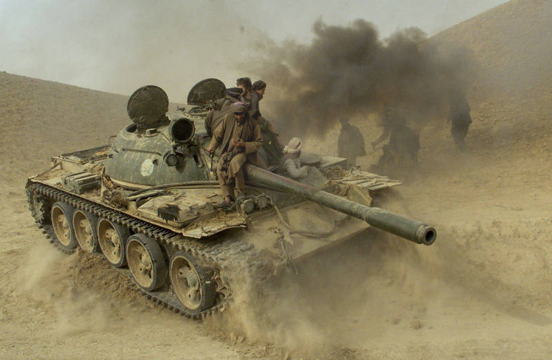2001年美国发动阿富汗战争后不久，神学士士兵在昆都兹（Kunduz）、塔洛干市（Taloqan）一带搭着战车逃离。（美联社档案照）(photo:LTN)