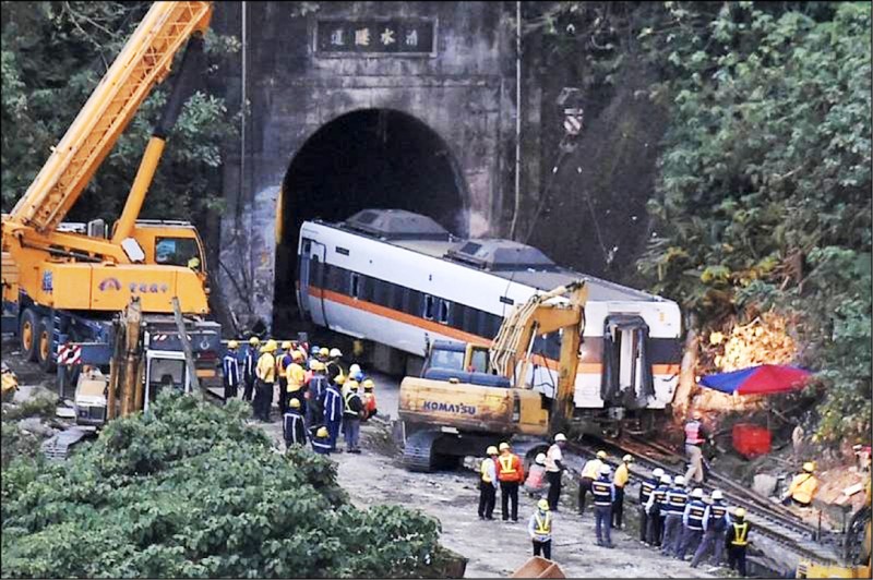 運安會下週一公布太魯閣號事故事實資料報告，楊宏智表示，工程車沒有卡在邊坡。（資料照）