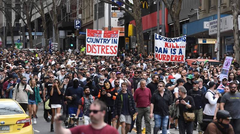 澳洲武肺確診創單日新高，雪梨及墨爾本卻爆發反封鎖令抗議行動，警方逮捕了數百名抗議者。圖為墨爾本抗議人潮。（法新社）
