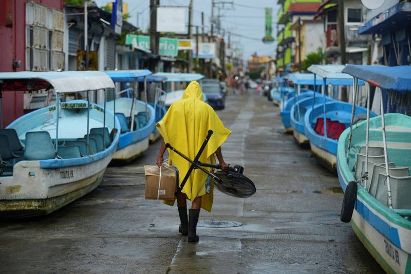 颶風「葛瑞斯」21日稍早以狂風暴雨襲擊墨西哥東部。圖為為安全起見，從水中移上岸的船隻。（路透）