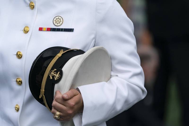 美国海军学院远距考试发生作弊，经过调查后开除18名学员，另外有82人需要接受为期5个月的「荣誉补救计画」。美国海军学院制服示意图。（彭博）(photo:LTN)