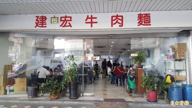 台北西門町知名24小時營業的「建宏牛肉麵」本月初被人發現店面已經清空、鐵門拉下，讓不少網友哀嚎，直呼「可惜」。（資料照）