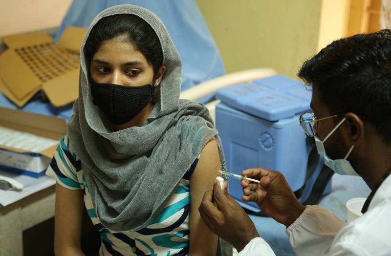 印度批准使用全球首款的DNA武肺疫苗「ZyCoV-D」，號稱對高傳染性的Delta等變種病毒具有功效。印度施打疫苗示意圖。（歐新社）