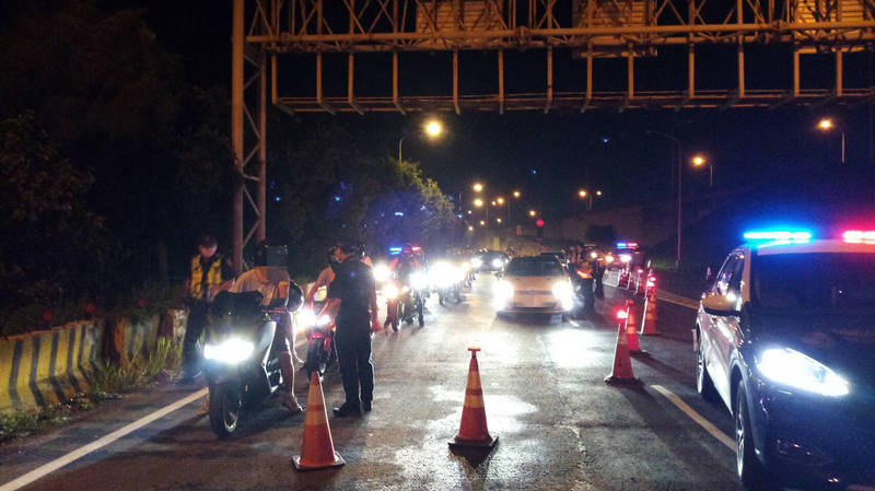 桃園市大園警方今天凌晨在台61沿線平面道路及匝道口，實施南北雙向封鎖路檢，一口氣攔查61輛汽機車、取締19件違規。（警方提供）