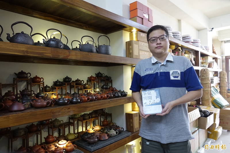 鹿港青年作家洪瑞鴻以「殺豬的牛二」為筆名出版「茶桌異聞」，收錄發表在PTT媽佛版的鹿港奇聞怪談，他在鹿港就經營茶藝工作室。（記者劉曉欣攝）