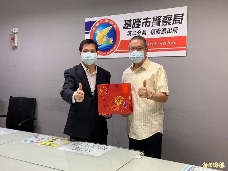 基隆市警察局長林炎田（左）前往二分局慰問，分局長高德昌（右）代表內勤同仁收下局長的慰問禮品。（記者吳昇儒攝）