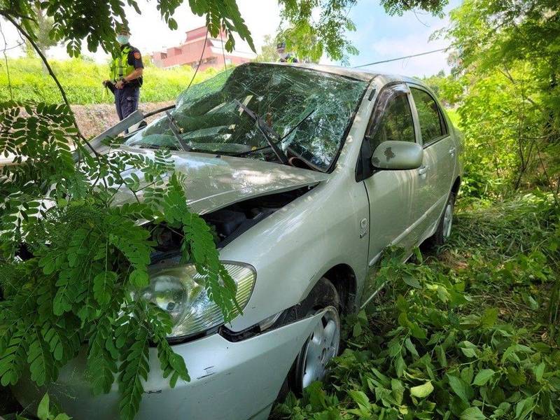 金湖鎮發生女駕駛出「撞」況，車頭毀損嚴重。（金湖分局提供）