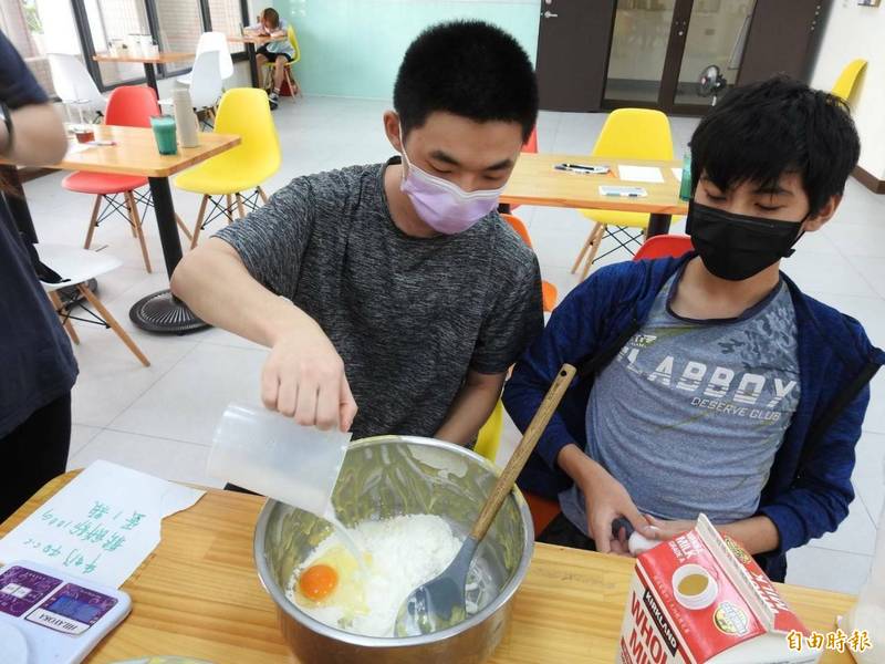 桃市社會局今年度青春專案，委託更生團契桃園市私立少年之家辦理「職有為你，夢想啟程」餐飲體驗營活動，讓兒童及少年開始進行生涯規劃，以及了解興趣。（記者陳恩惠攝）