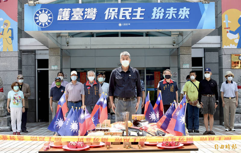 國民黨主席候選人張亞中22日於國民黨中央黨部前，主持新冠病毒往生者亡魂公祭典禮。（記者羅沛德攝）