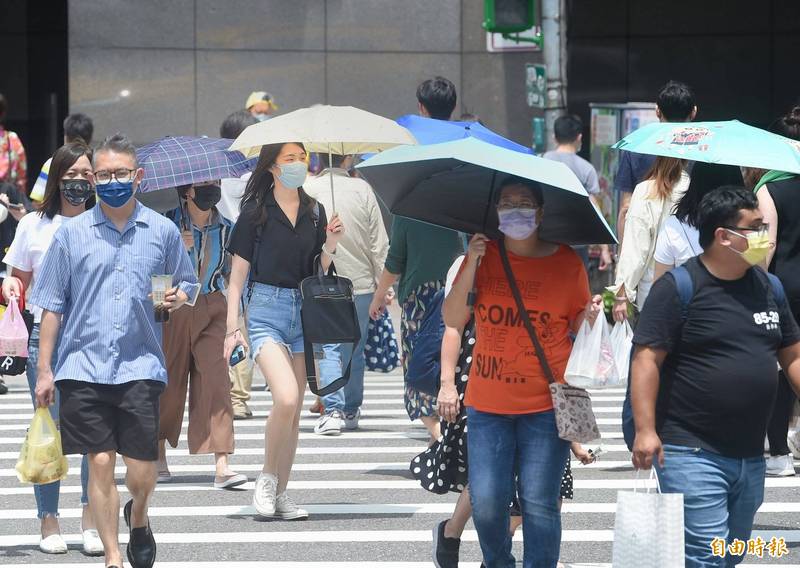 今日東半部有局部短暫陣雨，西半部則維持多雲到晴。（資料照）