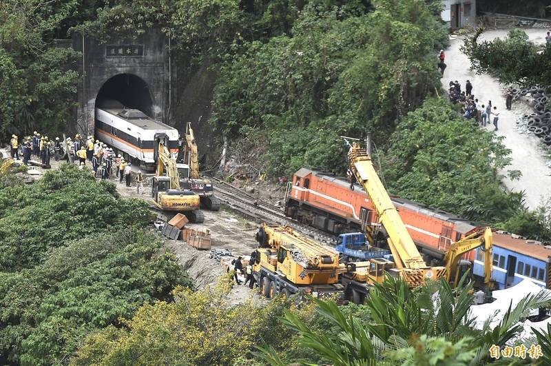 4月2日台鐵第408次車，由樹林開往台東之太魯閣自強號列車，撞上滑落邊坡的工程車，共49人罹難，213人受傷（資料照）