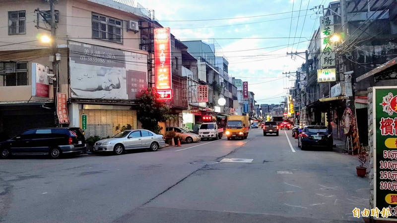 桃園市大園區83歲許姓老嫗20日晚間7點多，步行在大園區新生路上，被機車騎士撞死。（記者魏瑾筠攝）