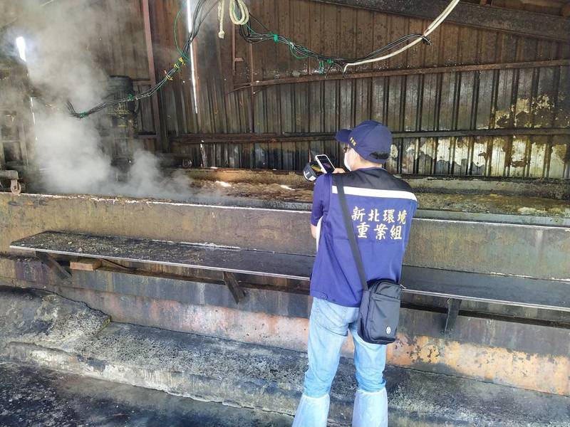 稽查人員到養豬場視察蒸煮廚餘是否有達法定溫度。（新北市環保局提供）