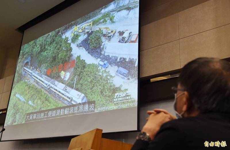 運安會23日舉行「0402台鐵408次車（太魯閣號）清水隧道重大鐵道事故」事實資料報告記者會，主委楊宏智（右）率鐵道專業小組召集委員李綱等人說明事故經過及時序。（記者廖振輝攝）