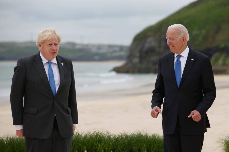 英国首相强森希望能够说服美国总统拜登，让美军在阿富汗首都喀布尔机场留到8月31日之后。图为今年6月强森与拜登在G7峰会上合影。（彭博）(photo:LTN)