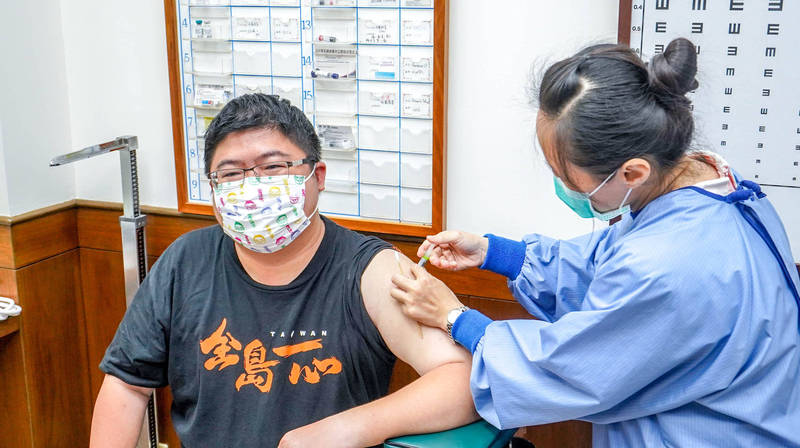 蔡易餘早上9點多到朴子市尚群診所排隊，是當地第一位接種接種高端疫苗。（圖取自「蔡易餘 家己人」臉書）