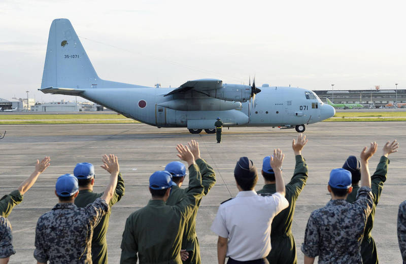 岸信夫今日表示，日本将派出一架C-2运输机、2架C-130运输机前往阿富汗协助使馆人员撤离。图为日本2016年出动C-130接送侨民。（美联社资料照）(photo:LTN)