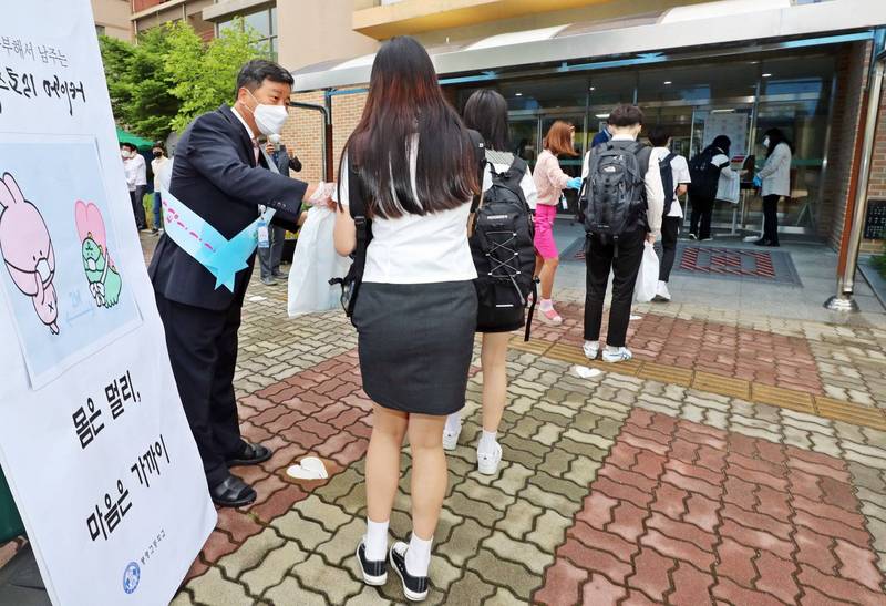 南韩首尔31所女子国高中，将废除女学生必须穿着特定颜色内衣和袜子的规定。南韩女高中生示意图。（欧新社）(photo:LTN)