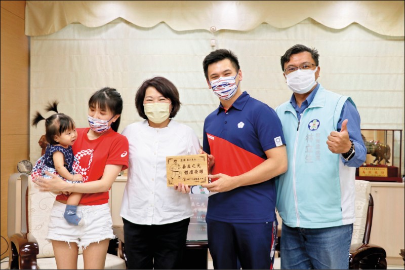 東奧空手道選手王翌達（右二）昨天回到家鄉嘉義市，他帶著妻女到市府拜會市長黃敏惠（左二）。王表示，奧運沒達到最好成績，但已盡全力，比賽結束時最想大喊「我嘉義囡仔！」黃稱讚說，王翌達在家人支持下，堅持夢想、突破自我，還將奧運紀念品拿出來做公益，可說是「台灣之光」、「嘉義之光」，市府規劃從王翌達的母校僑平國小、玉山國中進行空手道選手培訓，鼓勵嘉義子弟繼續接棒。（圖文：記者王善嬿）