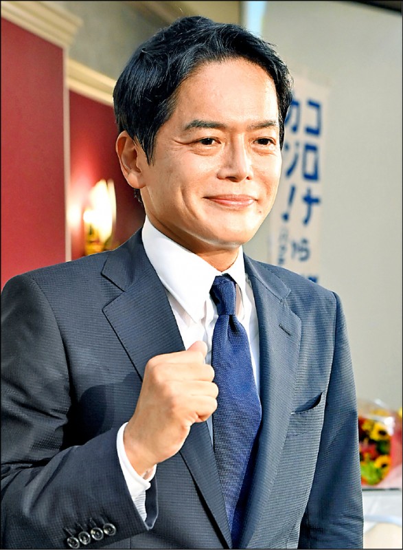 日本在野黨支持的橫濱市長候選人、四十八歲的前橫濱市立大學教授山中竹春，二十二日以逾五十萬票首度當選。（美聯社）