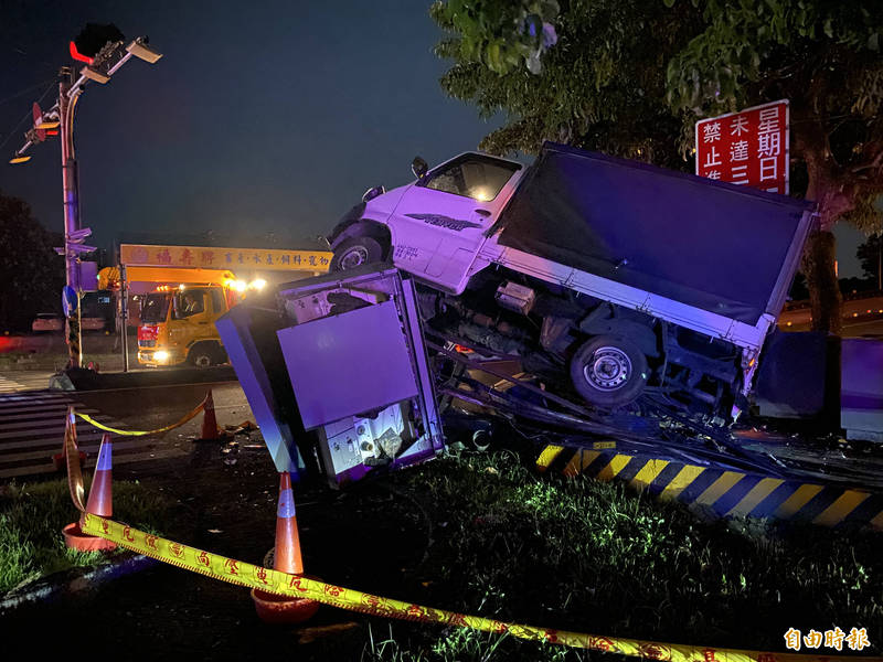 小貨車衝撞電箱。（記者蔡昀容攝）