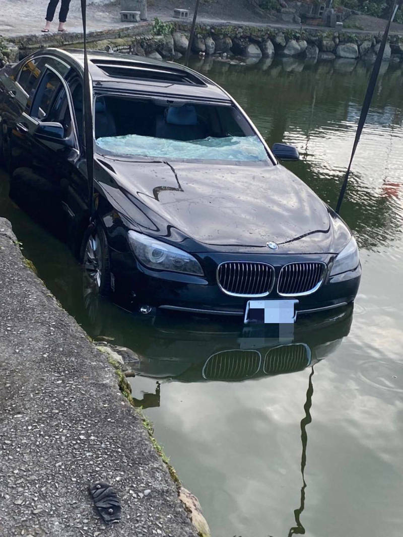 新北市淡水區小坪頂一處釣魚池，去年2月27日有一輛BMW 750轎車衝入滅頂，檢警事後查出是詐保集團所為。（資料照）