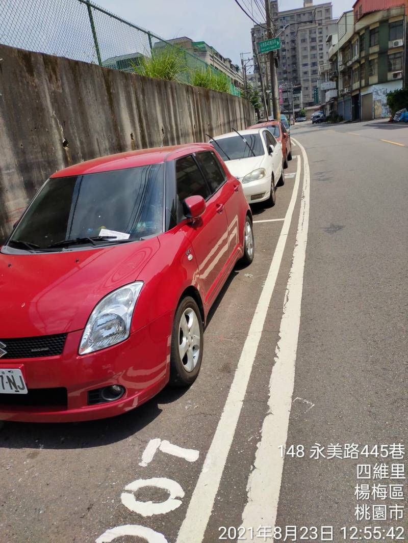 楊梅區萬大路等3路段，自9月1日起實施路邊停車收費，共劃設96格收費停車格。（交通局提供）