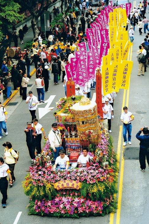 台北市大龍峒保安宮保生大帝聖誕慶典是當地十分重要的傳統文化活動，每年會在保生大帝聖誕前一天農曆3月14日舉行遶境活動。（取自台北市大龍峒保安宮官網）