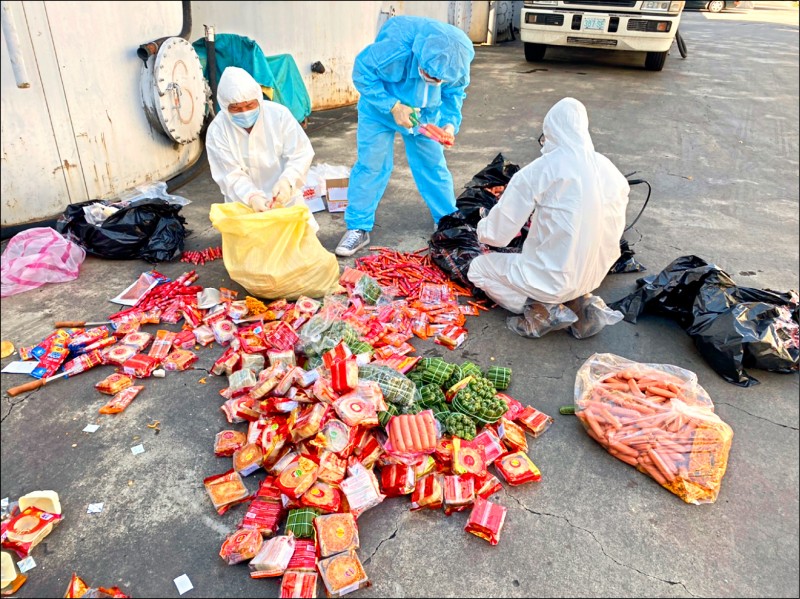 自越南非法走私來台的香腸、火腿等肉製品被驗出非洲豬瘟病毒，總計達71.786公斤。 （圖：非洲豬瘟中央災害應變中心提供）