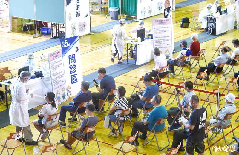 高端疫苗施打首日，民眾前往台大醫學院體育館注射站，接受高端疫苗注射。（資料照）