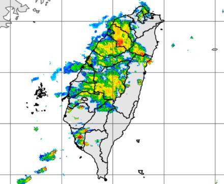 氣象局公布今傍晚5點40分雷達合成回波圖，多縣市已發豪、大雨特報，請注意雨勢。（圖擷取自中央氣象局）