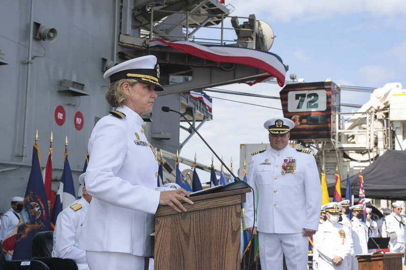 美军女上校鲍恩施密特（图左）19日举行交接仪式，正式走马上任担任舰长一职。（图撷取自Commander, U.S. Pacific Fleet官网）(photo:LTN)