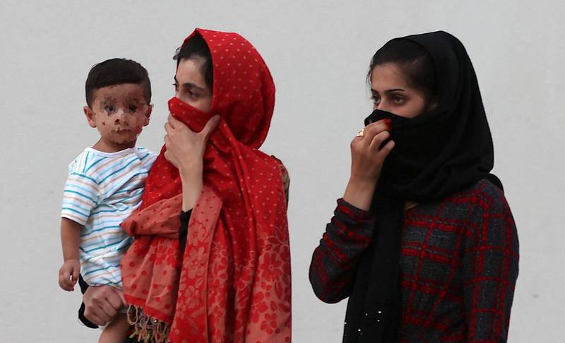 塔利班發言人接受日媒共同社專訪時表示，他們考慮女性只要戴頭巾，女教師可以授課，女學生也可以上學。（法新社）