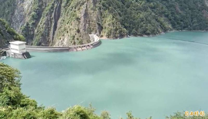 24日山區下雨，德基水庫小進帳１０５萬噸。（記者歐素美攝）