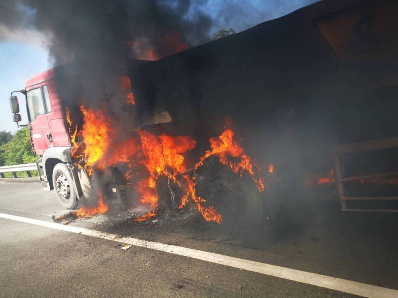 國道3號善化路段砂石車火燒車，消防隊全力灌救。（民眾提供）