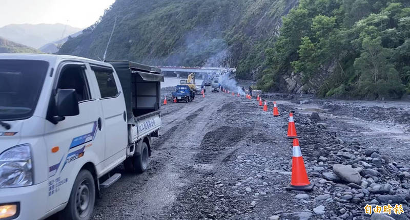 居民排隊下山。（記者黃旭磊攝）