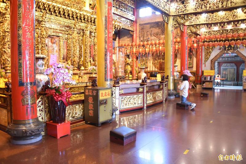 屏東慈鳳宮今天開放擲筊、抽籤,信徒在廟內誠心參拜。(記者葉永騫攝) 屏東慈鳳宮今天開放擲筊、抽籤,信徒在廟內誠心參拜。(記者葉永騫攝)