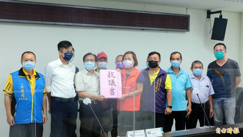 南投縣政府環保局長方信雄(前排左3)接下南投市長宋懷琳(前排左4)的抗議書。(記者謝介裕攝) 南投縣政府環保局長方信雄(前排左3)接下南投市長宋懷琳(前排左4)的抗議書。(記者謝介裕攝)