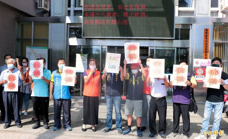南投市長宋懷琳(前排左4)就堆積如山的垃圾問題,率民前往南投縣政府大門陳抗。(記者謝介裕攝) 南投市長宋懷琳(前排左4)就堆積如山的垃圾問題,率民前往南投縣政府大門陳抗。(記者謝介裕攝)