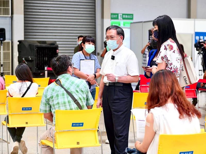 副市長蔡炳坤今前往視察花博爭艷館替國中小學教職員接種疫苗。（圖由北市府提供）