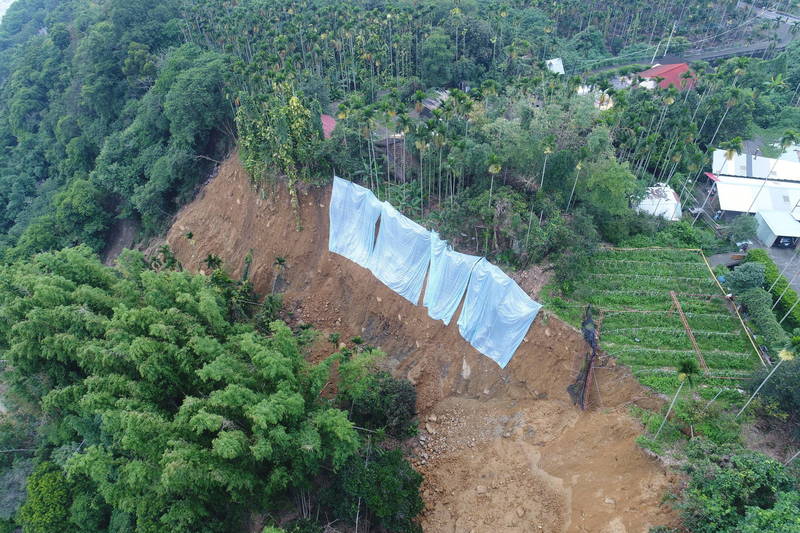 省道台16線日前因連續大雨，導致集集段出現大規模崩坍走山，集集鎮公所已在邊坡設置大型帆布避免雨水滲入。（記者劉濱銓翻攝）