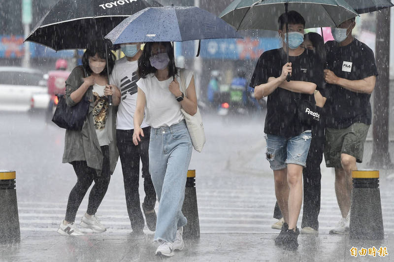 氣象局表示，今日大氣環境仍有利於對流發展，需留意午後雷雨。（資料照）