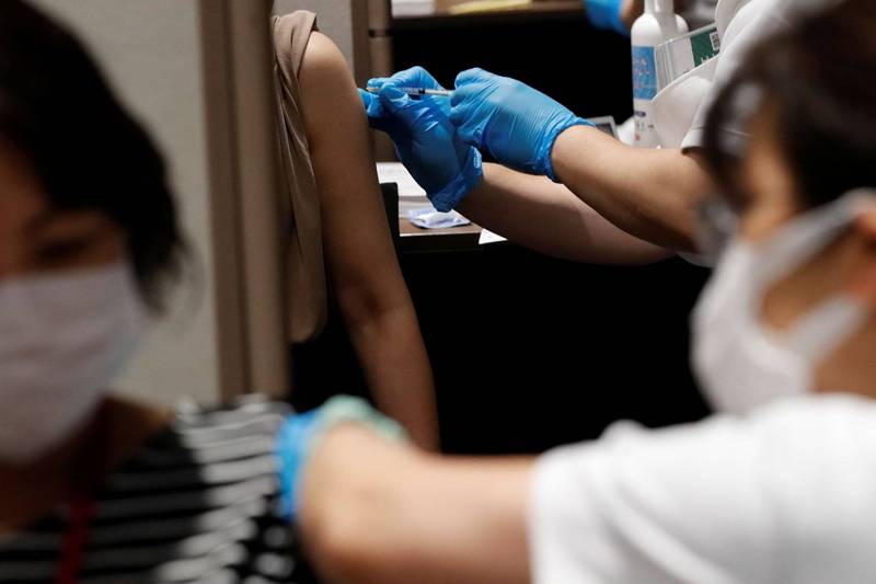 日本東京都港區武漢肺炎（新型冠狀病毒病，COVID-19）疫苗接種會場傳出，有3名醫療人員擅自施打莫德納疫苗殘劑，為自已接種第3劑疫苗。（路透）