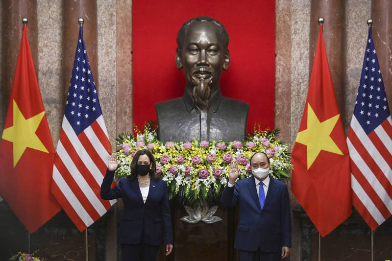 美國副總統賀錦麗（圖左）訪東南亞行第二站已順利抵達越南，新任總理范明政（圖右）會面，共商疫情、區域安全與經濟合作等議題。（美聯社）