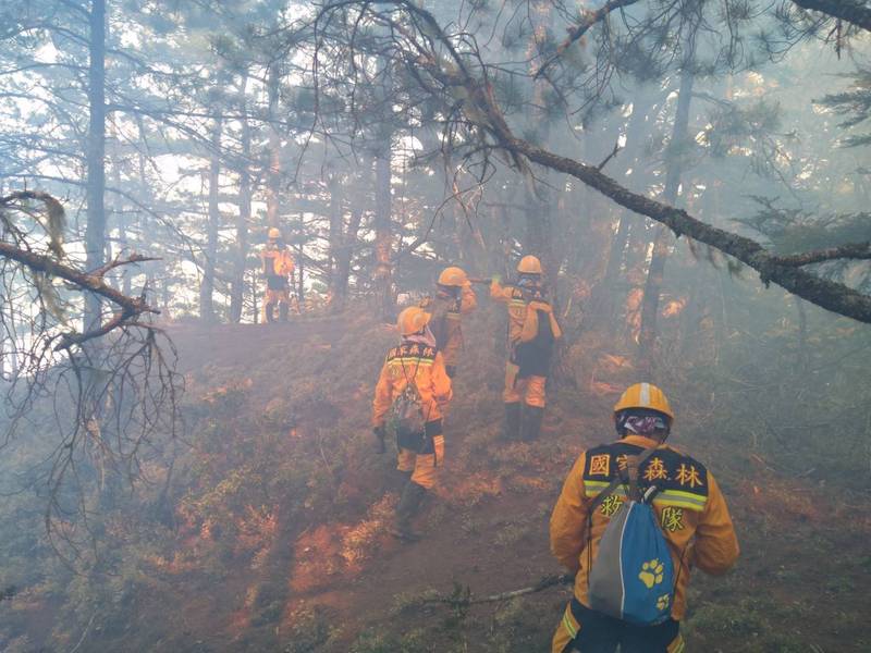 圖為八通關杜鵑營地森林大火期間，森林護管員清晨到火場救災畫面。（嘉義林管處提供）