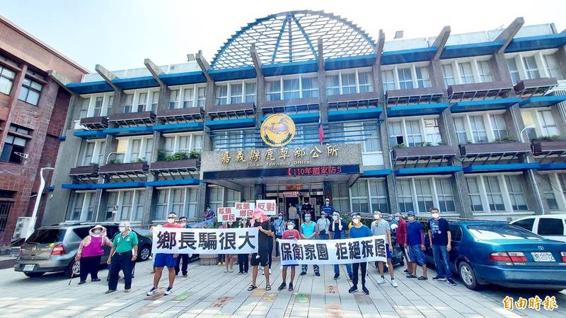 嘉義縣鹿草鄉民到鄉公所前抗議。（記者林宜樟攝）