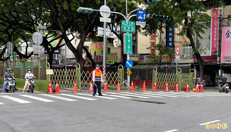 高雄輕軌二階工地防九月開學日激增車流，市府出招防交流黑暗期，並於路口派員警、義交指揮引導交通。（記者黃良傑攝）