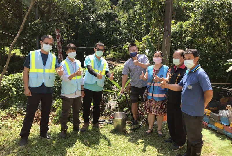 水公司助延管，台南市東山區南勢里居民終於有乾淨的自來水可用了。（台水提供）